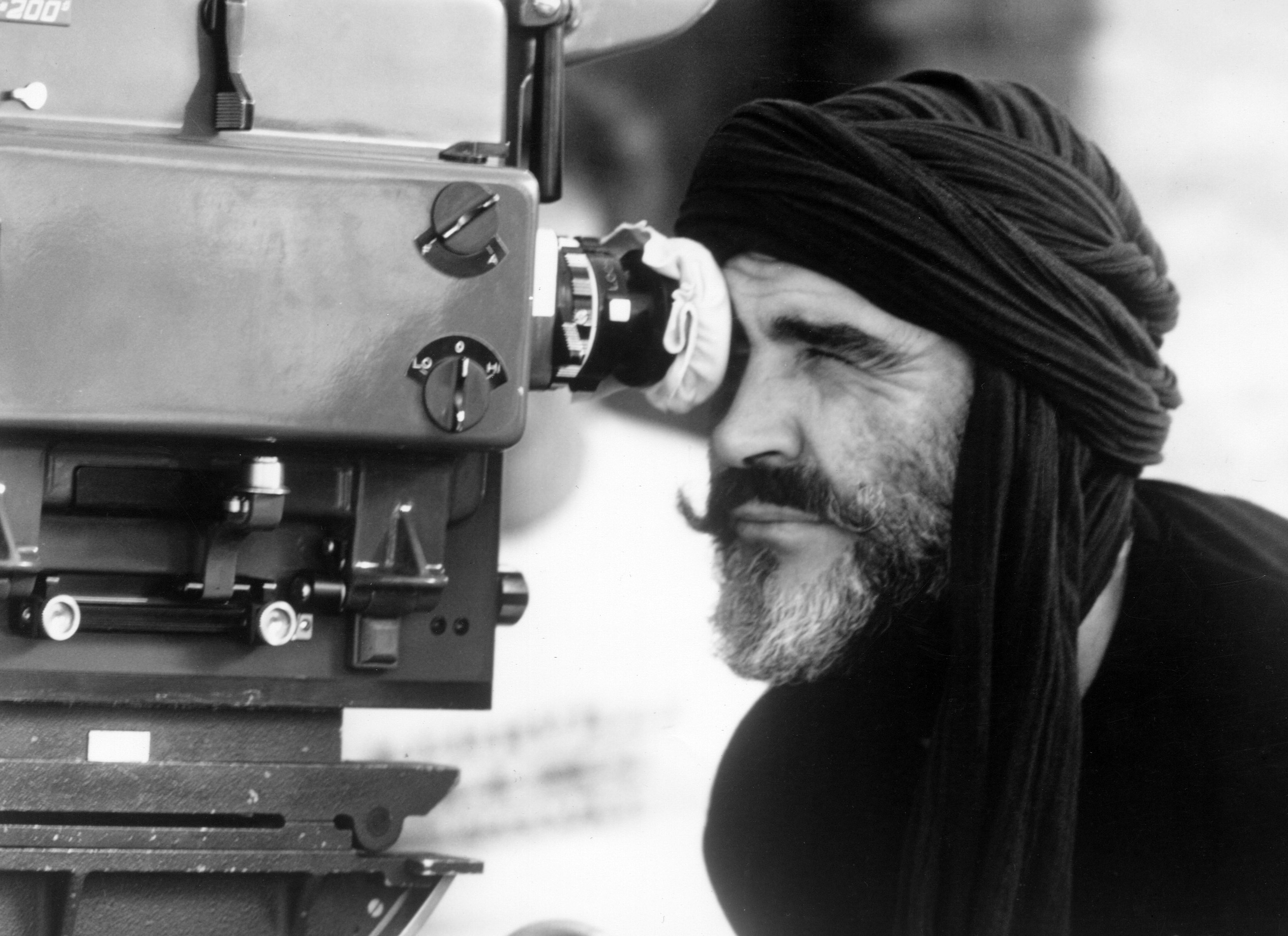 Il vento e il leone, The wind and the lion, Sean Connery looks through viewfinder on-set, 1975