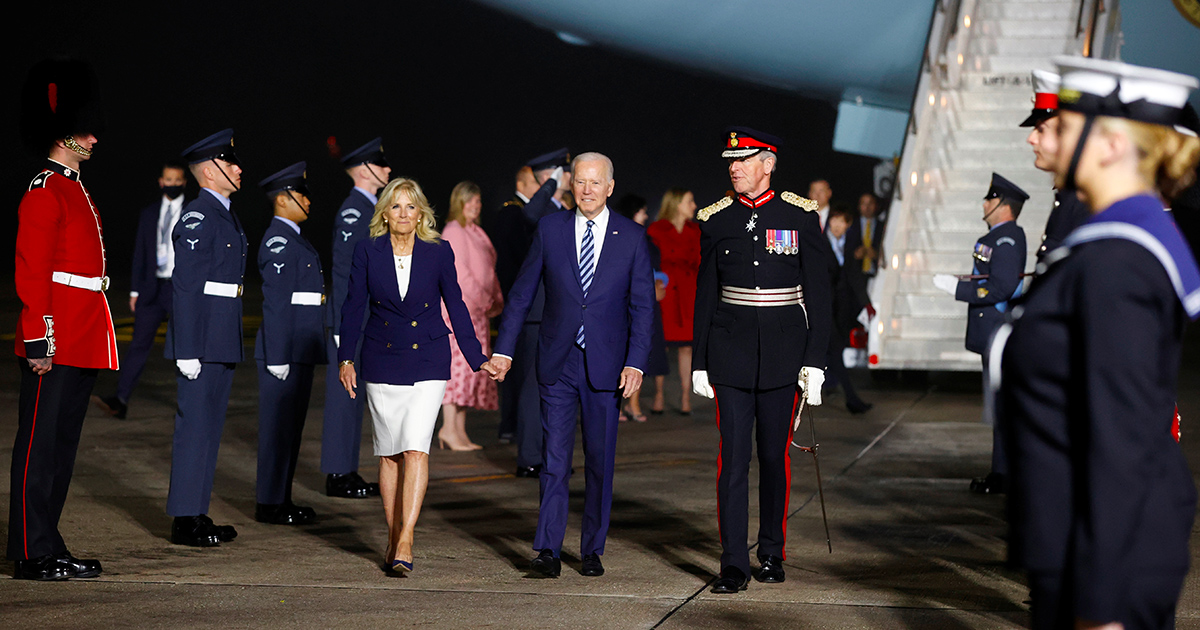 la First Lady e il presidente degli Stati Uniti al loro arrivo in UK per il vertice G7. Foto: Reuters