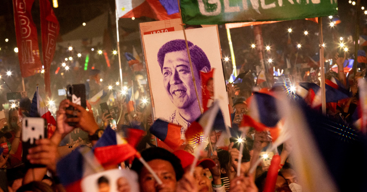 Un ritratto, durante una manifestazione pre-elettorale, di Ferdinand Marcos Jr. Foto: Reuters