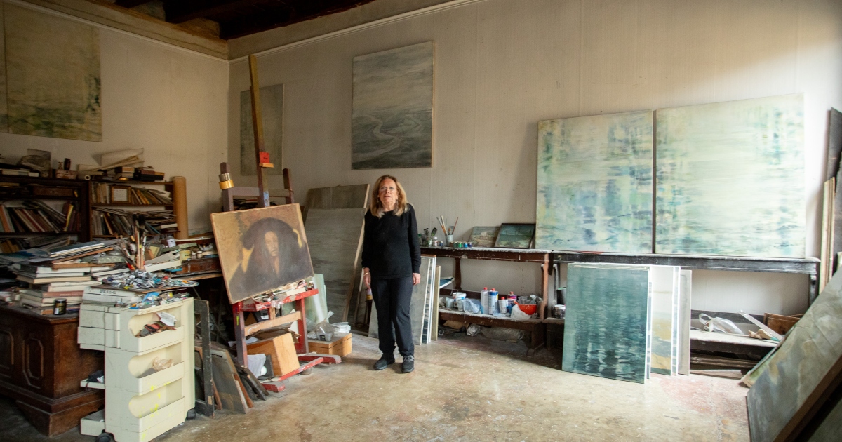 La pittrice Ileana Ruggeri nel suo atelier veneziano. Foto: Massimo Pistore