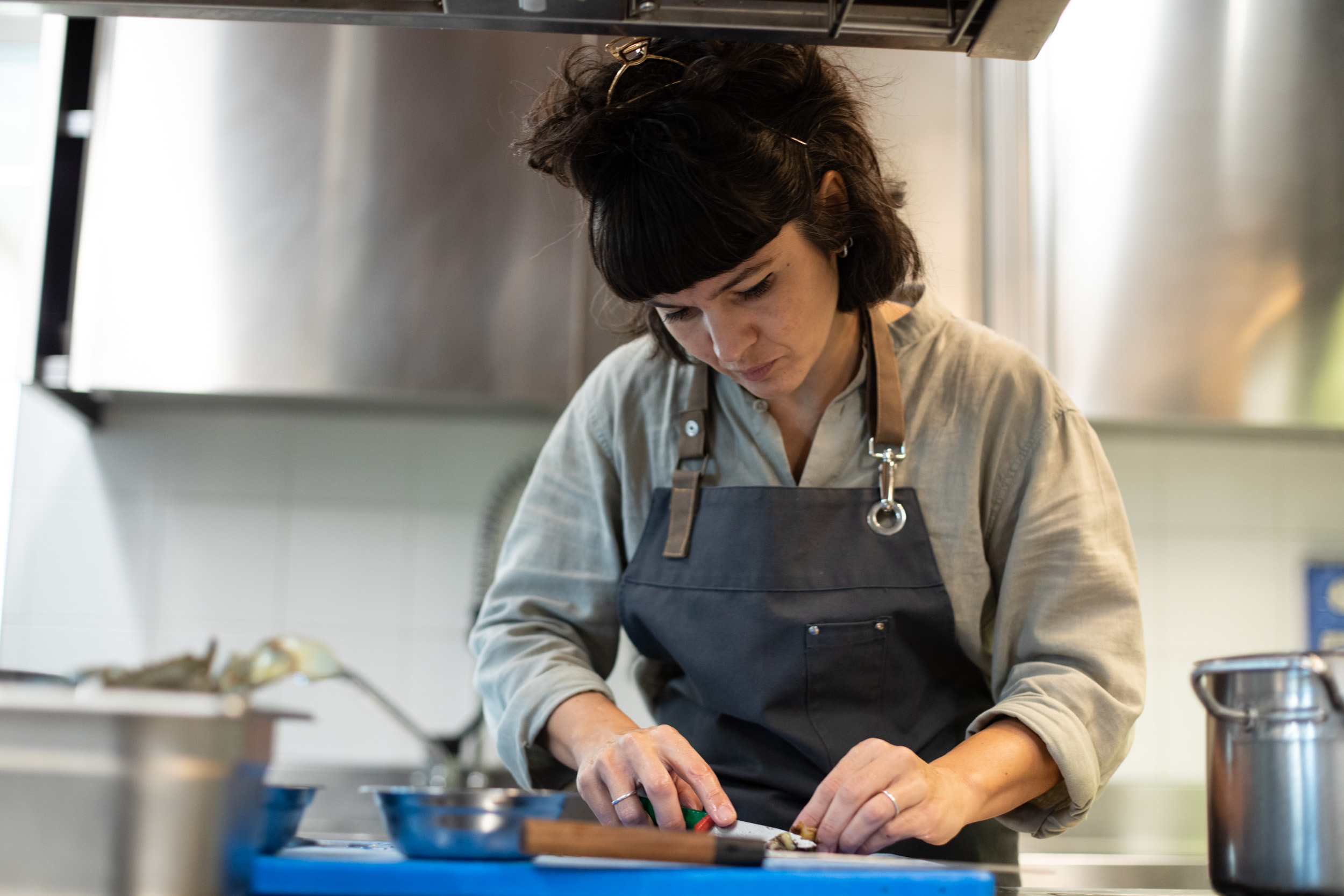 Chiara Pavan al lavoro, in cucina. Foto: Massimo Pistore
