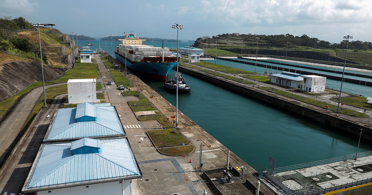 Una nave attraversa il canale di Panama. Foto: Reuters