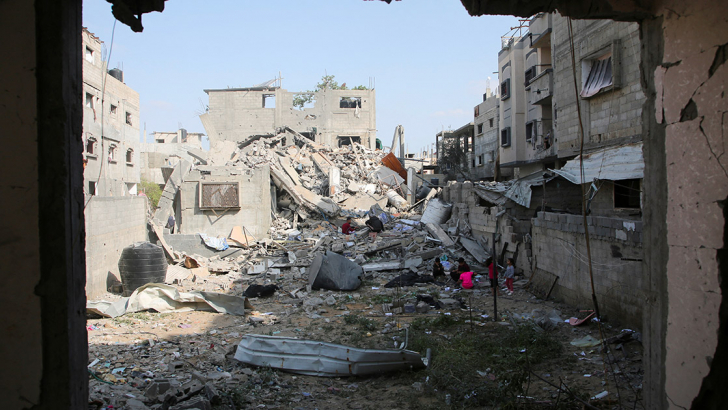 Un edificio distrutto, a Gaza, da un bombardamento israeliano. Foto: Reuters