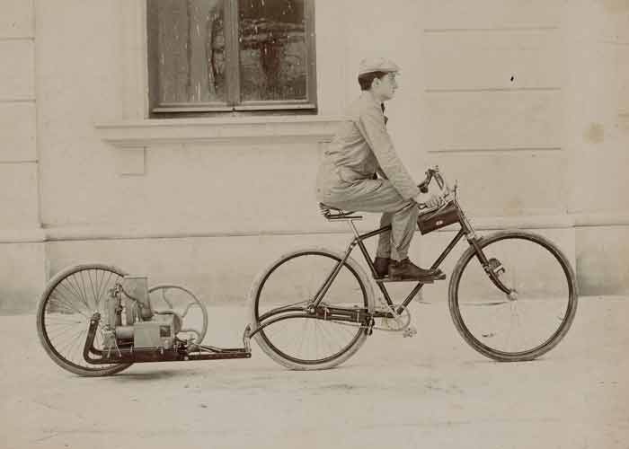 Enrico Bernardi con la bicicletta a motore