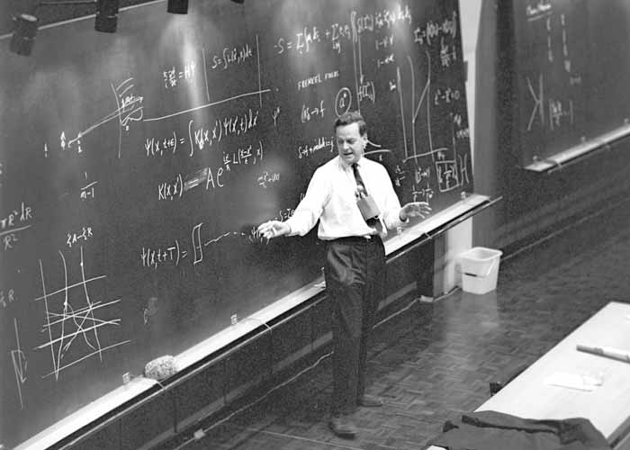 Feynman durante una lezione