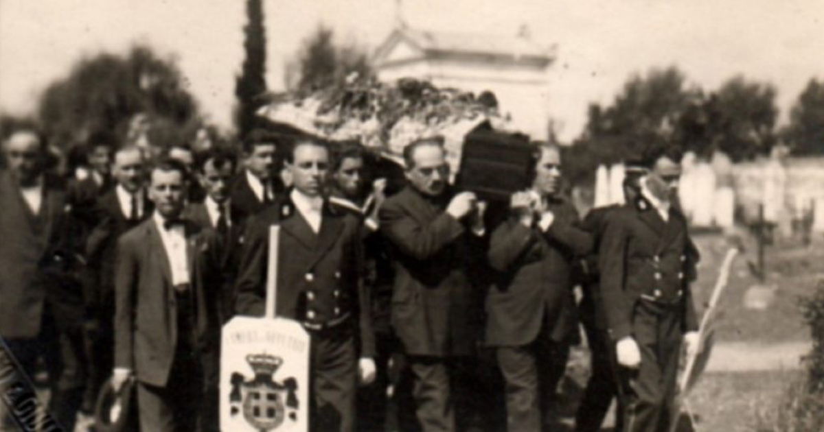 La bara portata dagli amici nel cimitero di Fratta Polesine, al centro Titta Ruffo, cognato di Matteotti