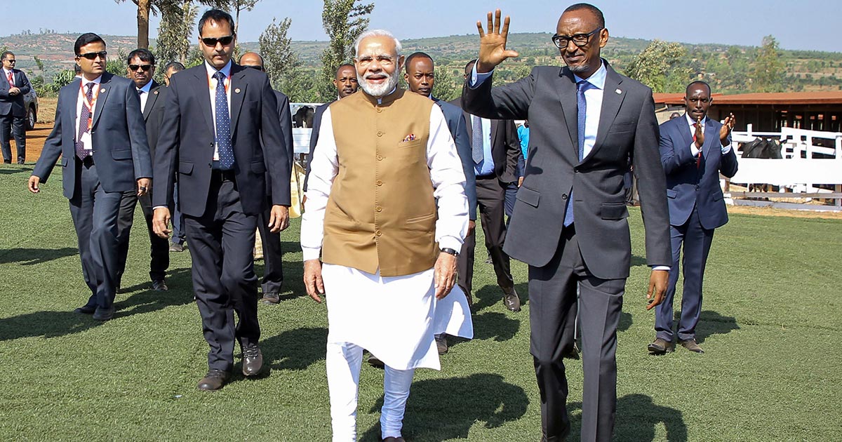 Il primo ministro indiano Narendra Modi accompagnato dal presidente ruandese Paul Kagame