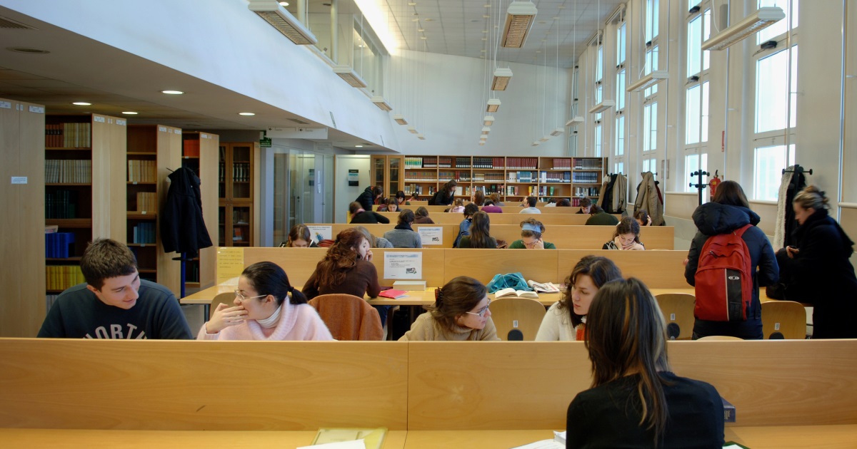 Studenti in biblioteca
