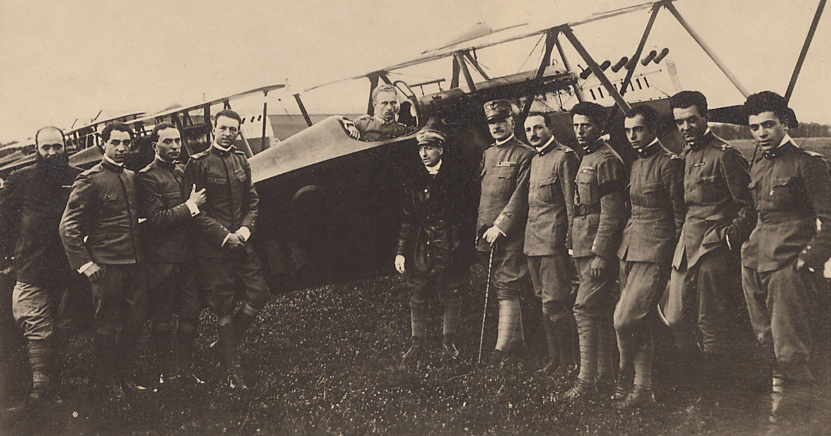 I piloti schierati prima della partenza per il volo su Vienna