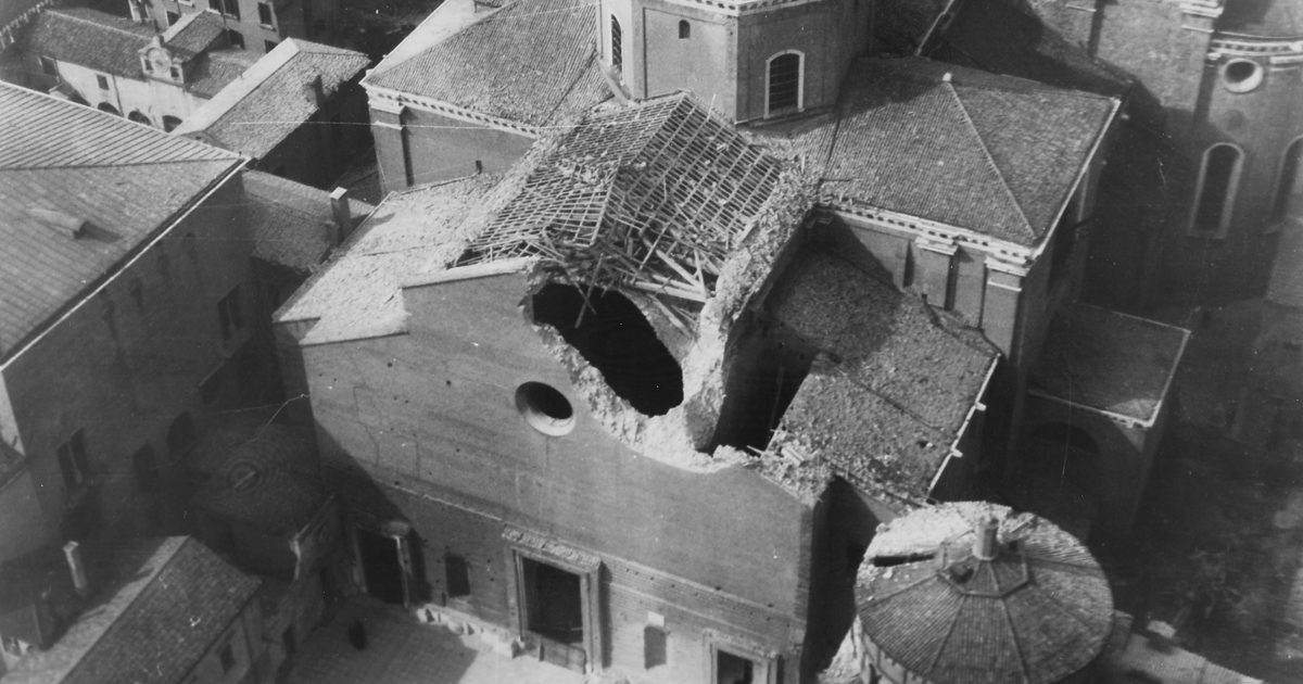 Veduta aerea del bombardamento del Duomo di Padova, 1917, Centro di Ateneo per la Storia della Resistenza e dell'Età Contemporanea di Padova (già Istituto Veneto)