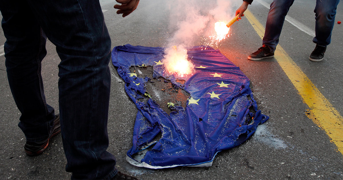 bandiera europea in fiamme