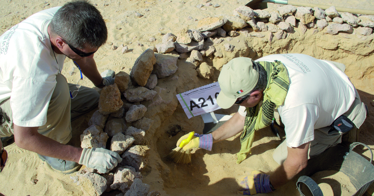Volontari e ricercatori al lavoro sulle postazioni della Folgore. Foto: Progetto El Alamein, 2011