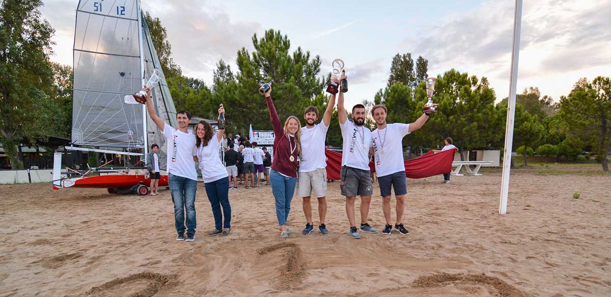 barca e ragazzi con premio