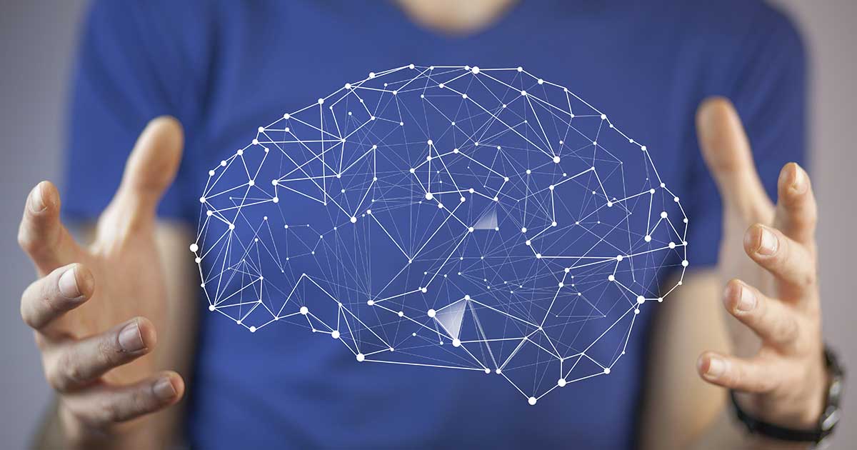 donna con cervello virtuale fra le mani