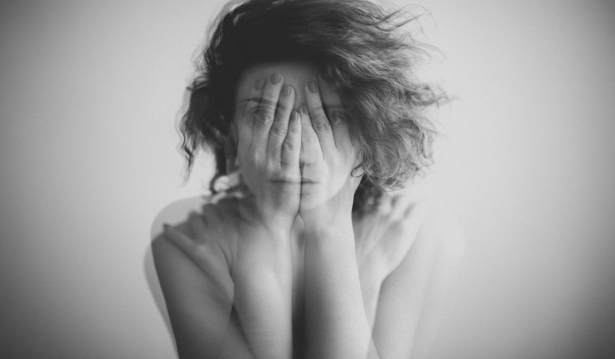 Ogni donna conta Donna che si copre il viso