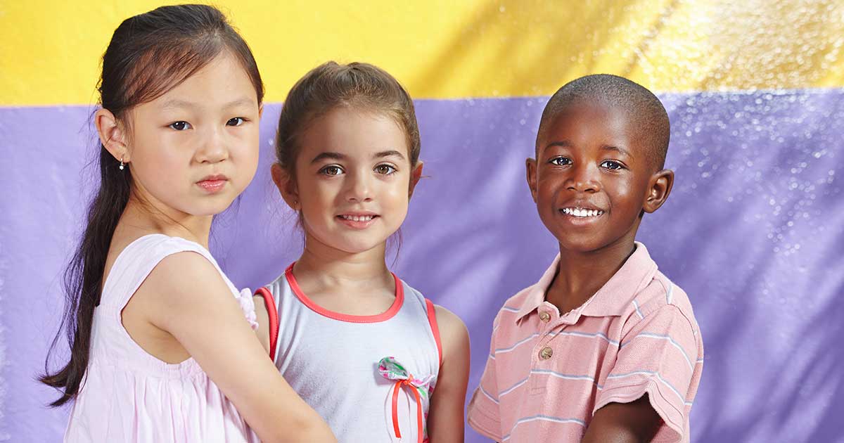tre bambine e bambini