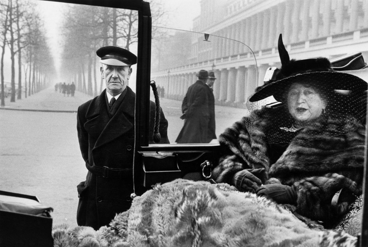 Inge Morath, Eveleigh NASH a Buckingham Palace, Londra, 1953. ©Fotohof archiv/Inge Morath/ Magnum Photos