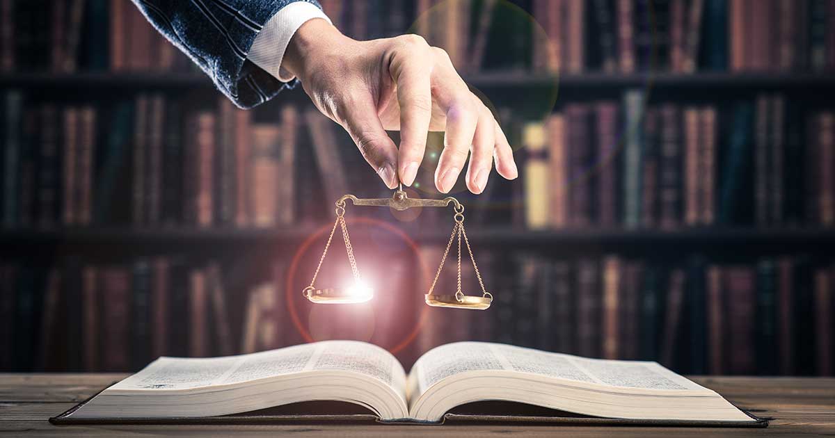 libro bilancia mano