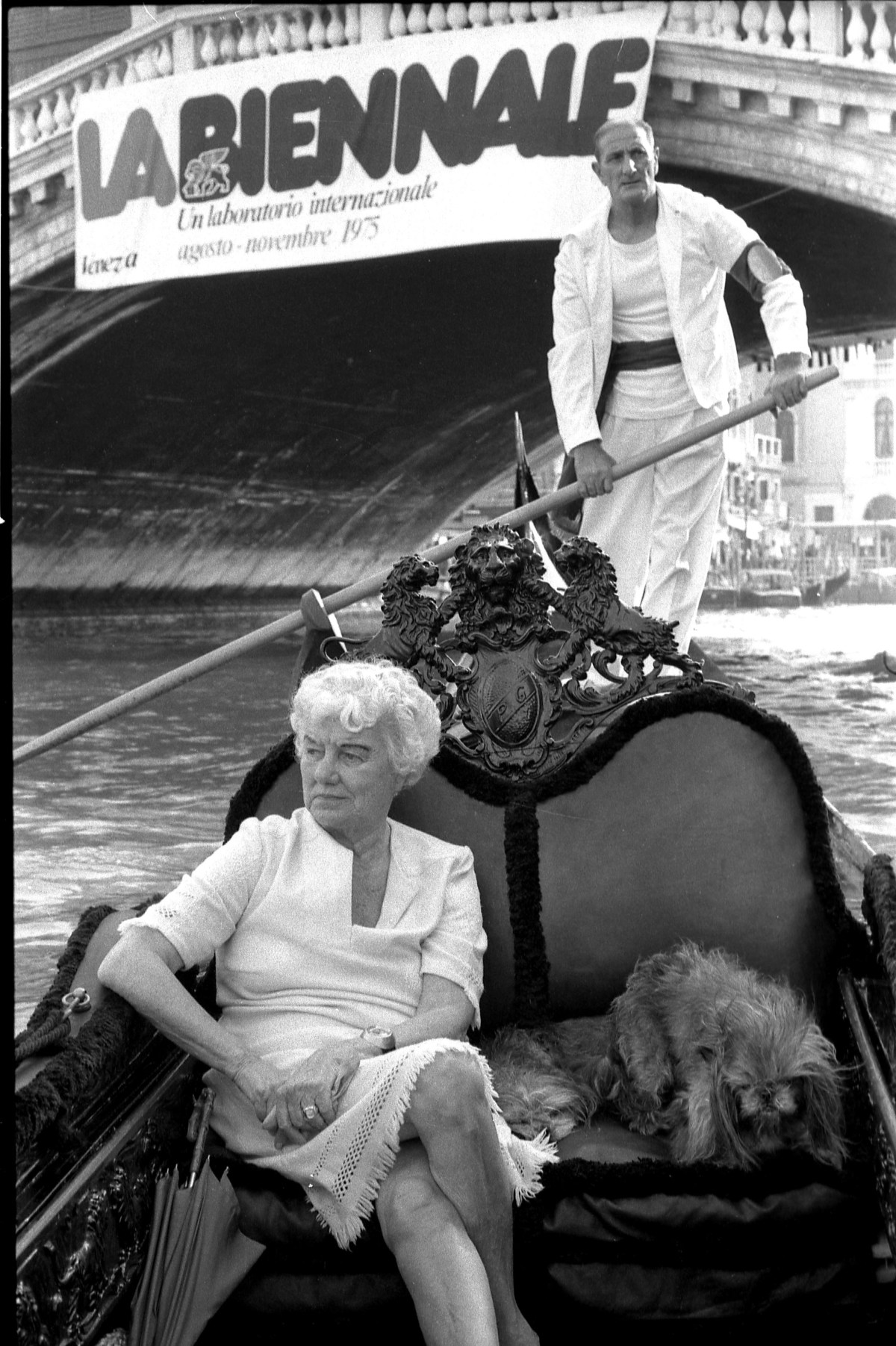 Peggy Guggenheim in gondola sul Canal Grande, Venezia, 1975 (Gianfranco Tagliapietra Interpress Photo) 