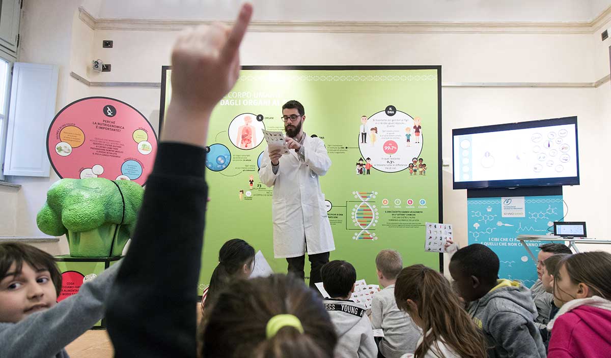 ragazzi e scienziato