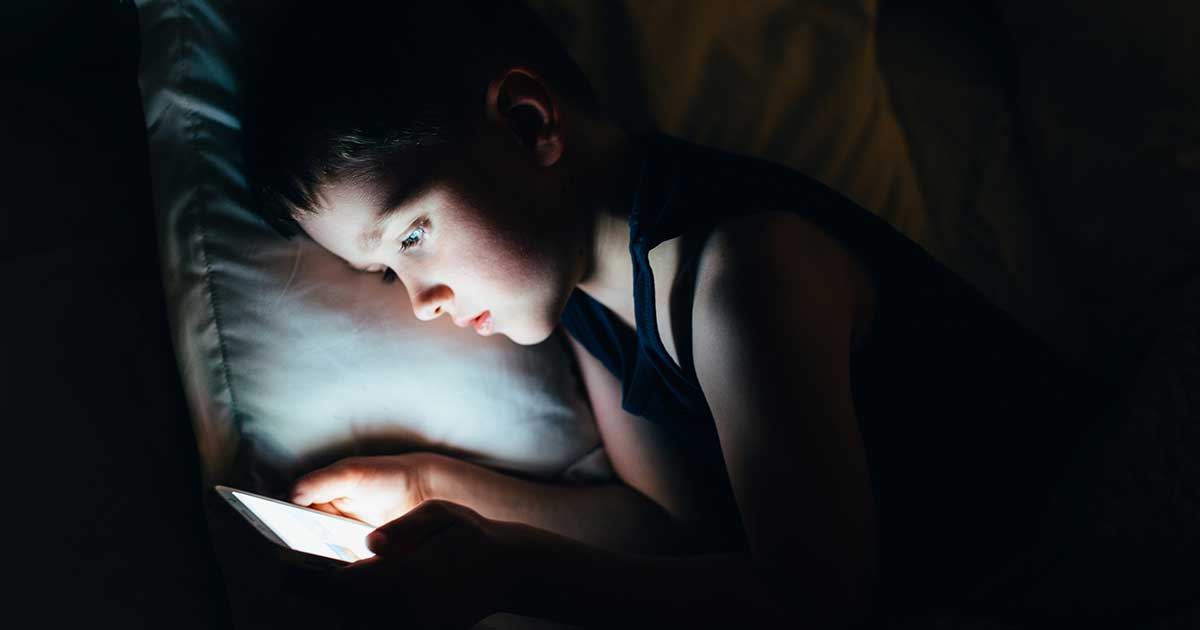 bambino con cellulare