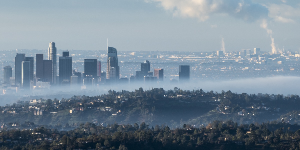 una veduta di Los Angeles con nebbia ed emissioni inquinanti