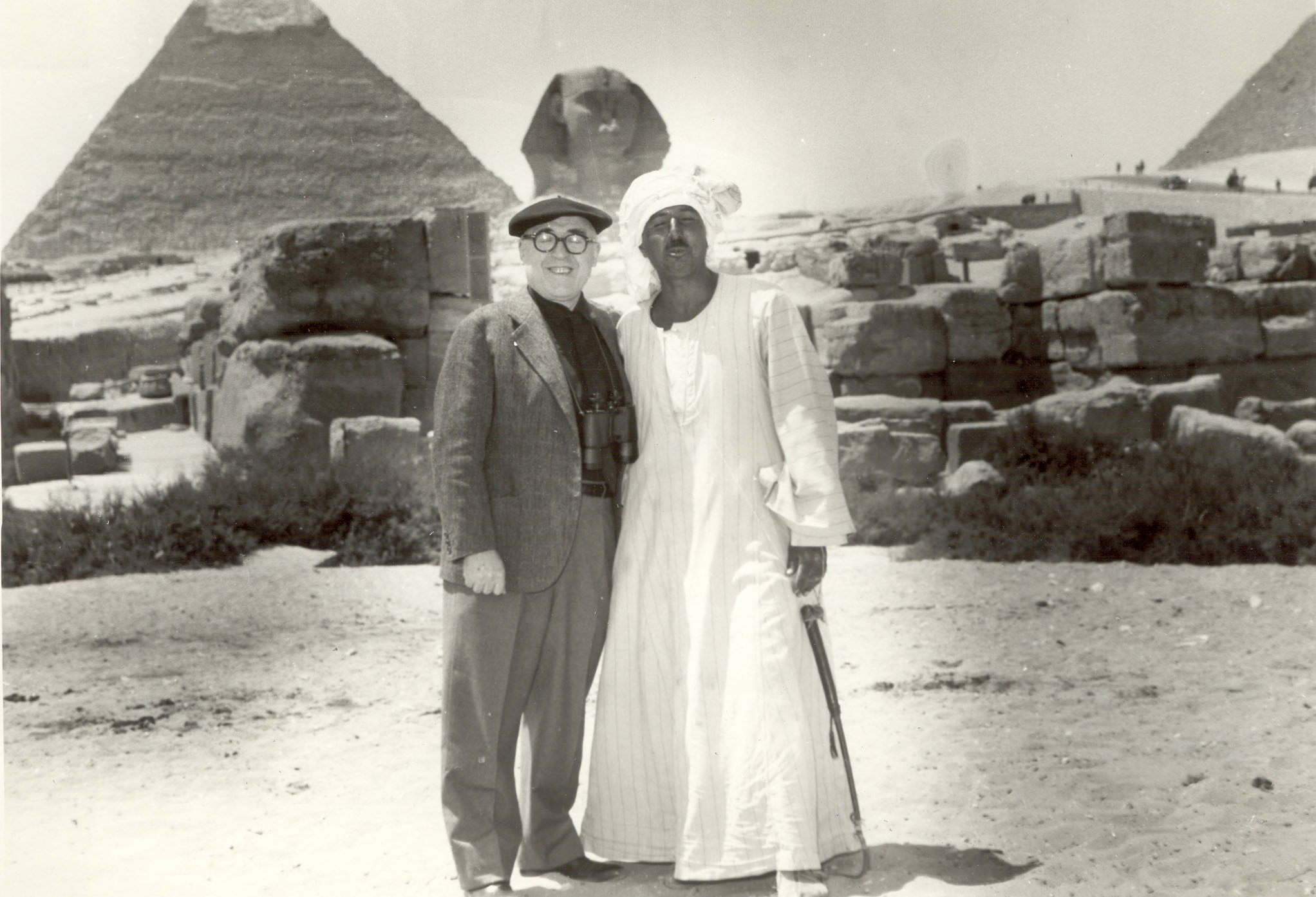 Cesare Zavattini in visita alle piramidi, Egitto, 1962 (foto di Sabhi Afifi)