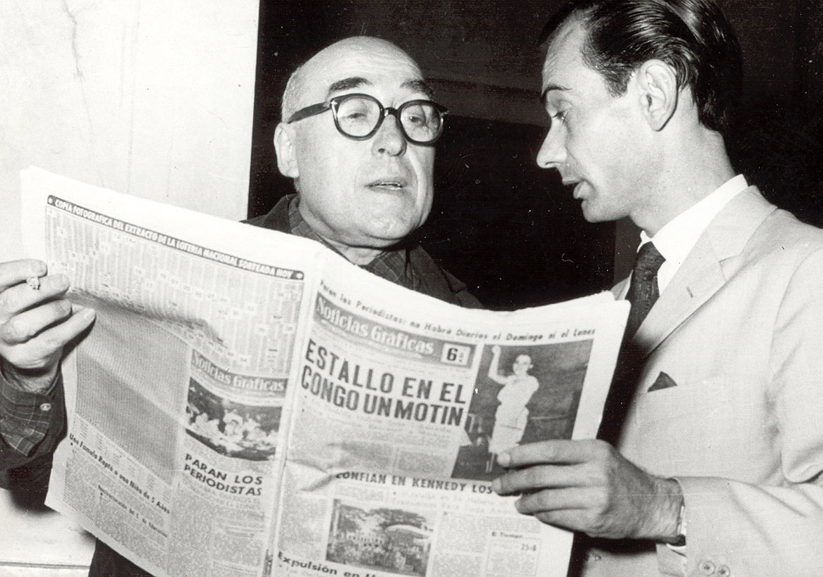  Zavattini mentre legge il quotidiano argentino Noticias graficas, anni ’50. (ACZ Fotografie 502)