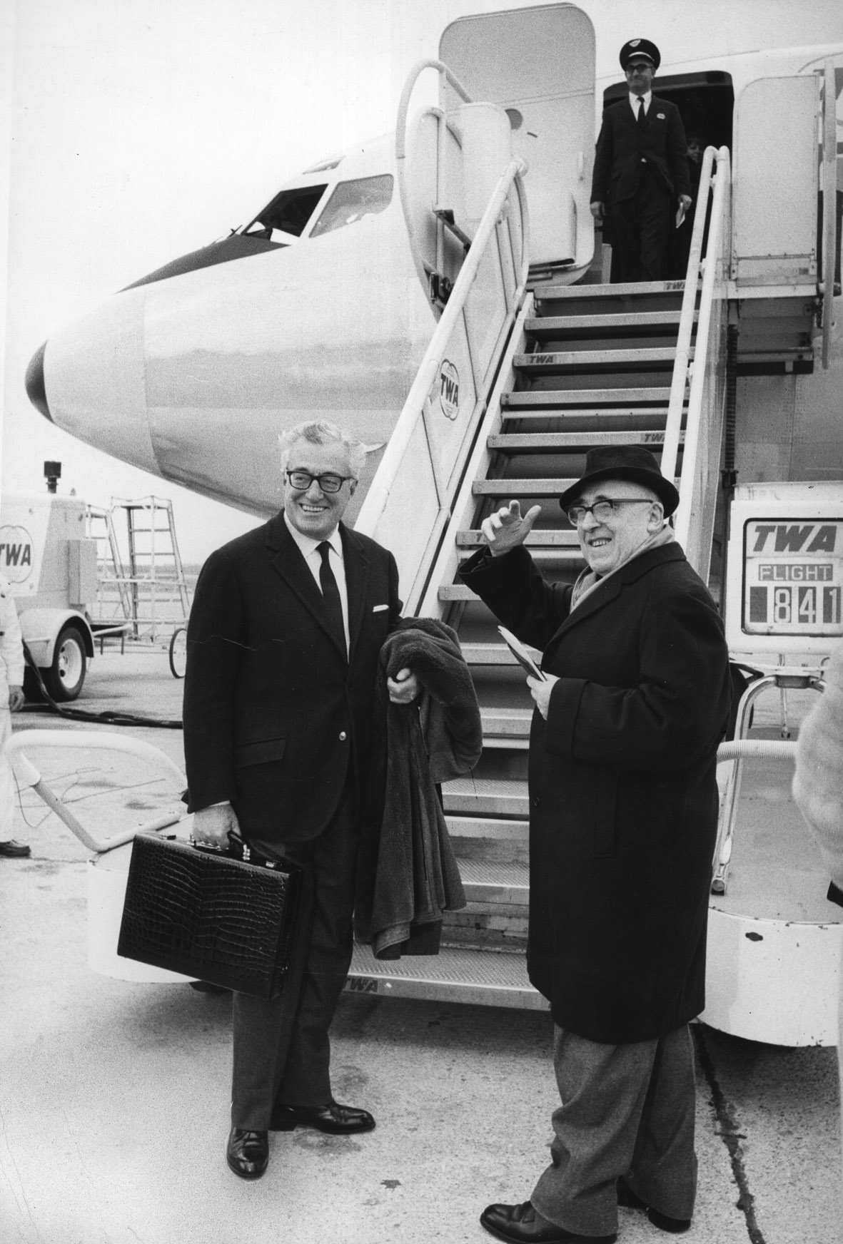 Zavattini e De Sica all’aeroporto di Fiumicino in partenza per New York col volo TWA 841 del 7 febbraio 1966