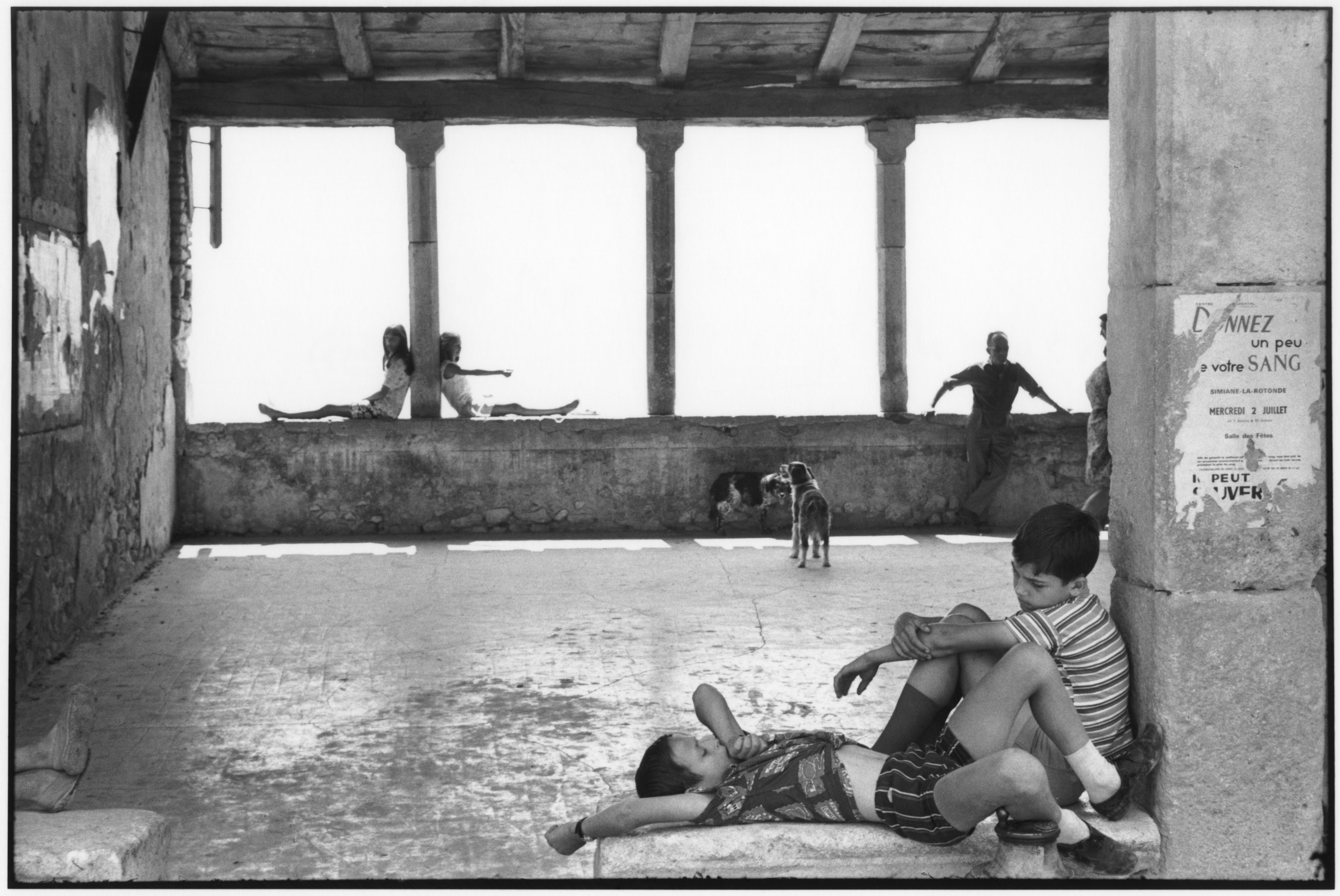 Henri Cartier-Bresson, "Simiane-la-Rotonde, France, 1969", épreuve gélatino-argentique de 1973 © Fondation Henri Cartier-Bresson / Magnum Photos