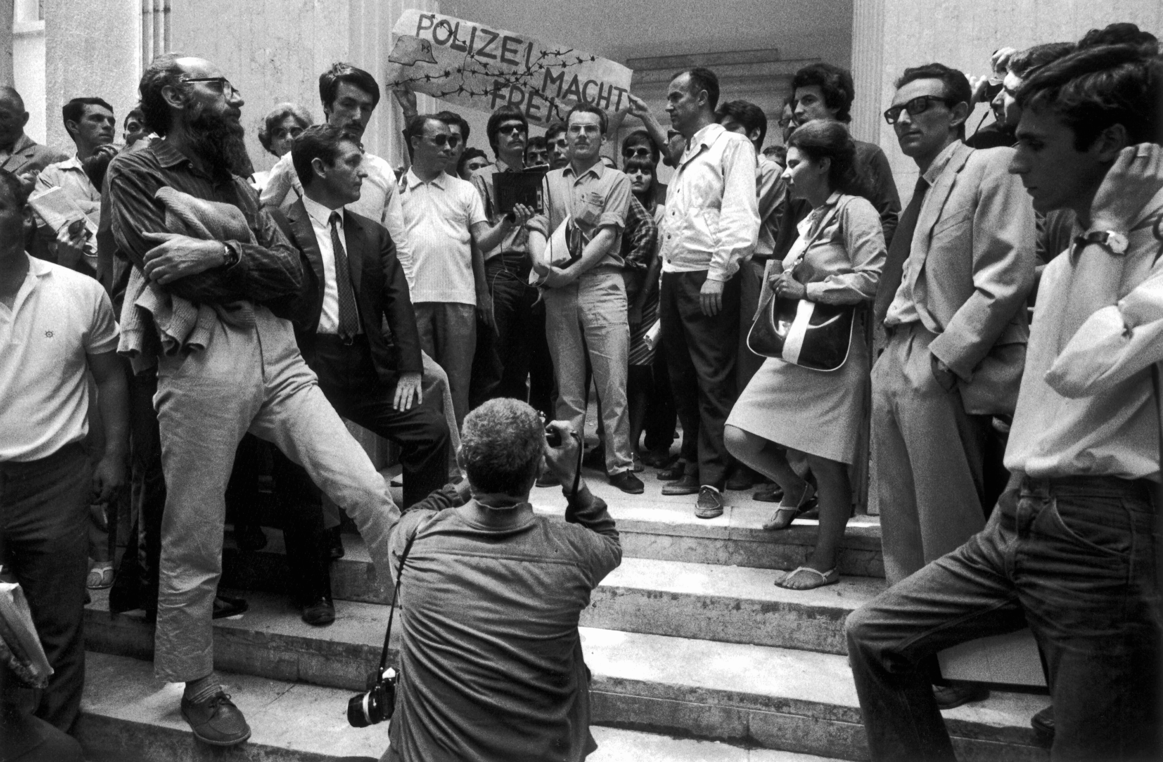 Venezia 1969 - La contestazione della Biennale. Emilio Vedova a sinistra, Luigi Nono al centro, Ugo Mulas di spalle (Contrasto)