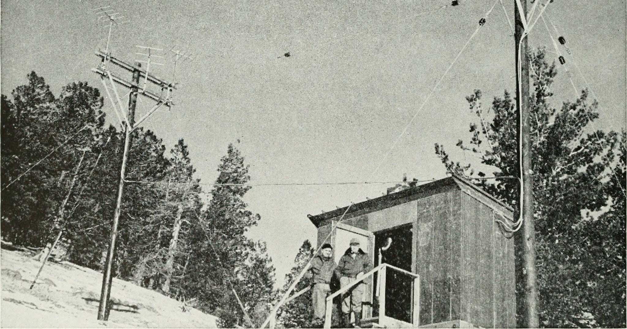 Erecting antennas for the radiotelephone station - Bell company - Colorado (1922)