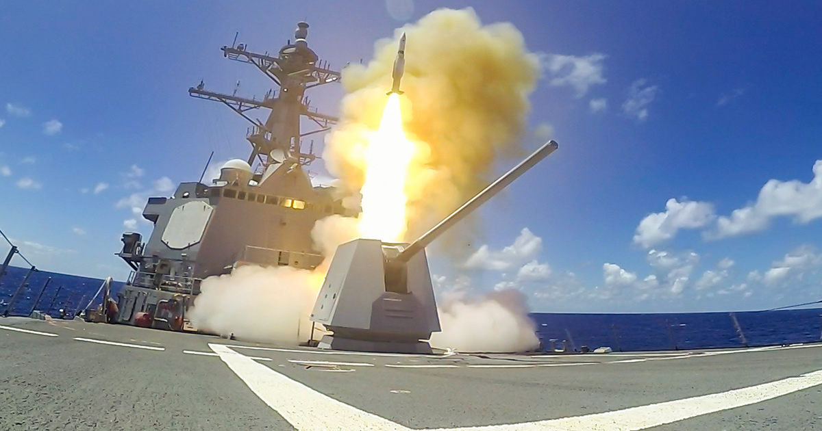 Un missile lanciato da una nave militare
