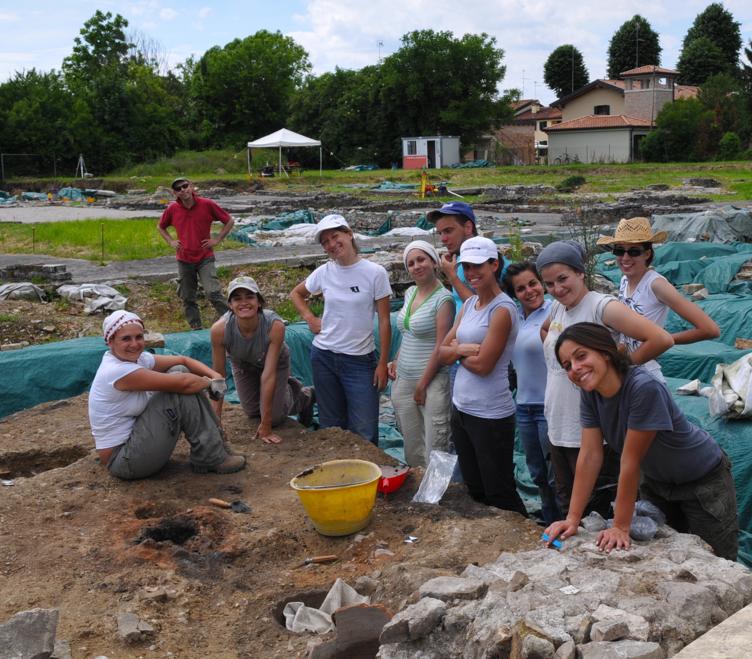 Studentesse e studenti che hanno partecipato alla terza campagna di scavo, svoltasi nel corso del 2011