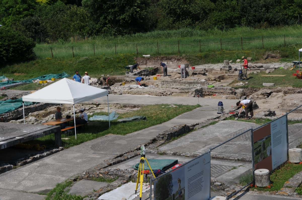 Aquileia (Udine). Il cantiere di scavo della domus di Tito Macro nel corso dell'estate 2012. Lo scavo ha visto impegnati studenti, specializzandi e dottorandi dell'Ateneo di Padova.