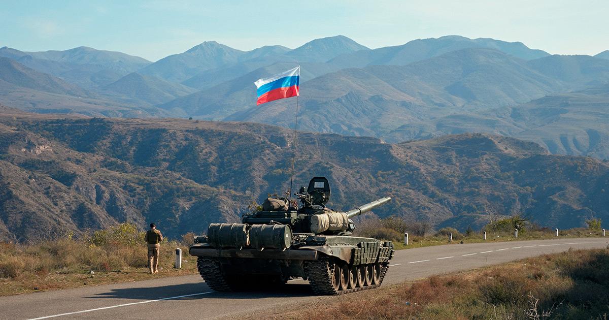 Un veicolo militare russo nella regione del Nagorno-Karabakh. Foto: Reuters