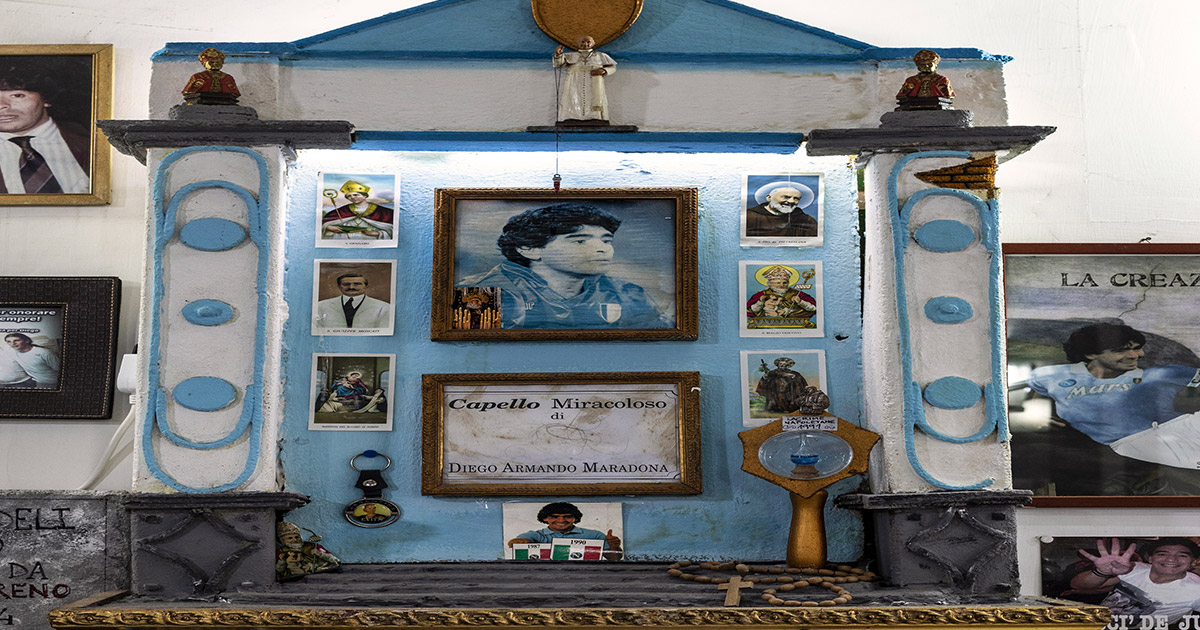 Napoli, un altare dedicato a Maradona, considerato un mito del calcio. Foto: contrasto