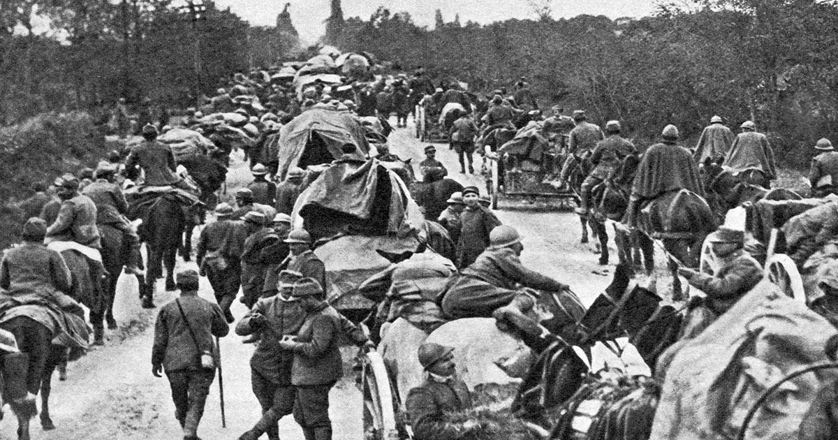 Le truppe italiane si ritirano dopo la sconfitta di Caporetto. Foto: Contrasto