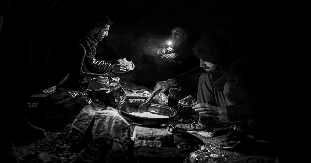 Photo by Jesco Denzel/laif - Rifugiati pakistani in una fabbrica abbandonata in Bosnia al confine con la Croazia