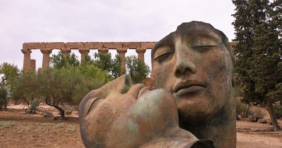 statue