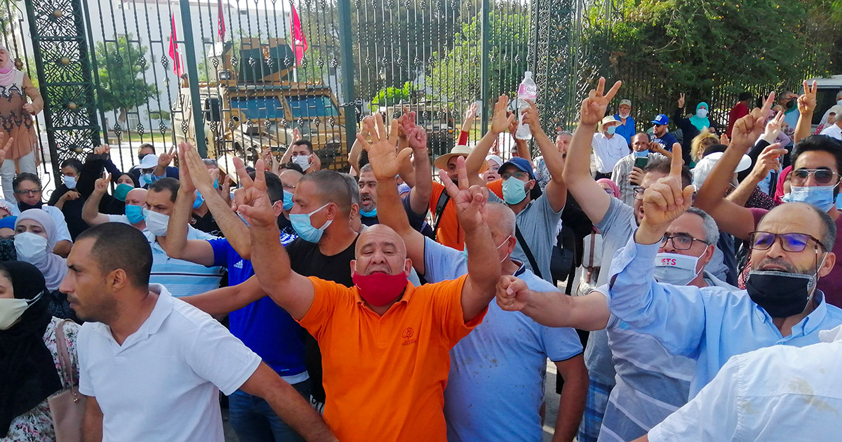 Manifestazioni al di fuori del Parlamento a Tunisi. Foto: Reuters