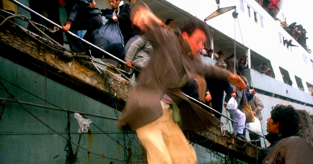 Bari, 1991, gli albanesi scendono dalle navi. Foto: Contrasto
