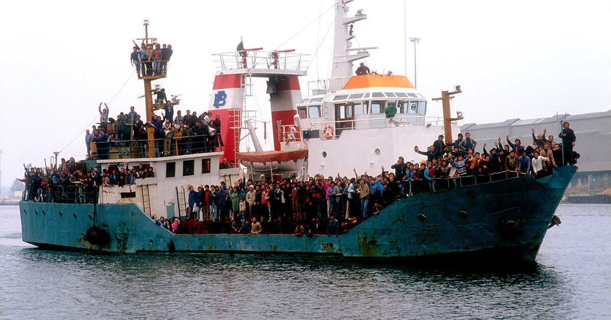 Gli sbarchi degli immigrati albanesi, nel 1991, in Puglia. Foto: Contrasto