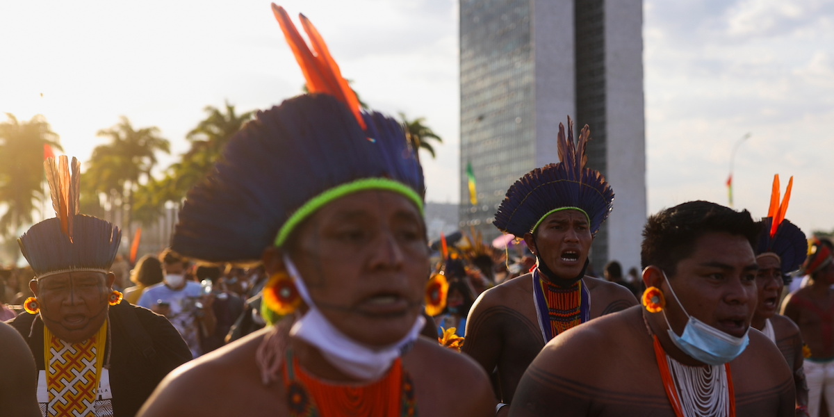 Protesta degli indigeni brasiliani. Foto di Amanda Perobelli per Reuters.