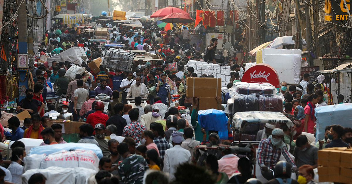 Una strada affollata di New Delhi. Foto: Reuters