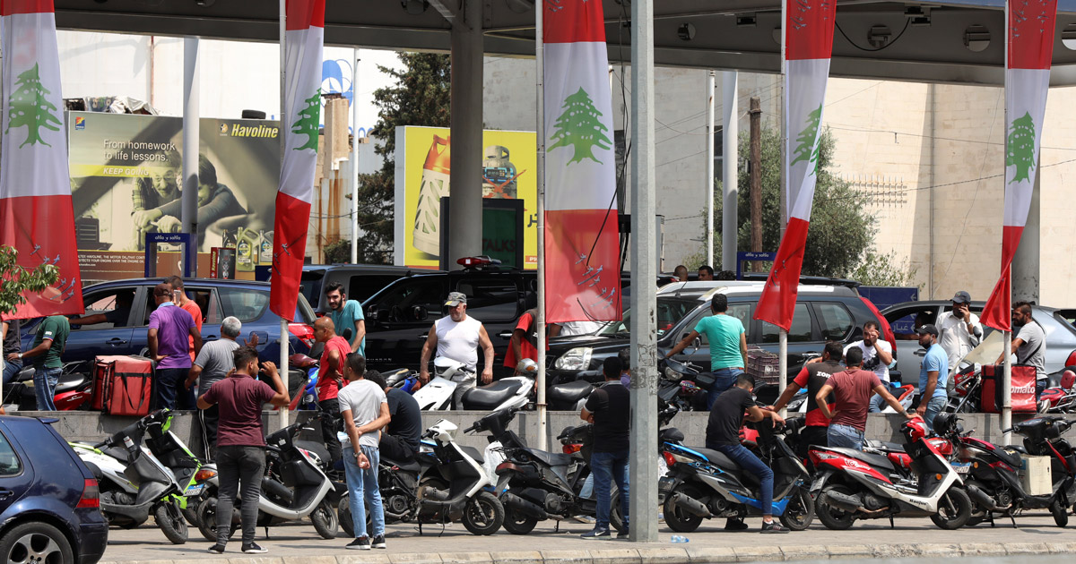 Le code ai distributori di benzina a Beirut. Foto: Reuters