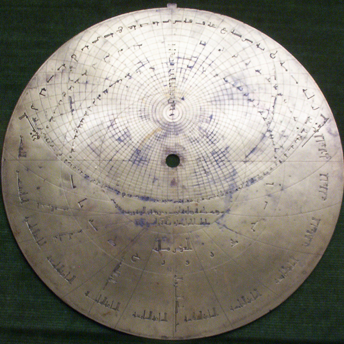 Astrolabio andaluso, 1067. Foto di Ibrahim ibn Said al-Sahli, CC-BY-SA 4.0 via Wikimedia Commons
