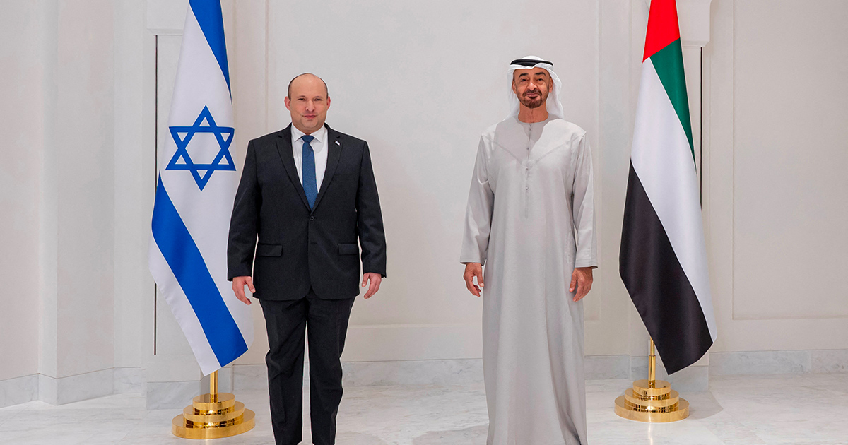 Il primo ministro israeliano Bennet in posa con il principe degli Emirati Arabi Uniti, Sheikh Mohammed bin Zayed al-Nahyan. Foto: Reuters