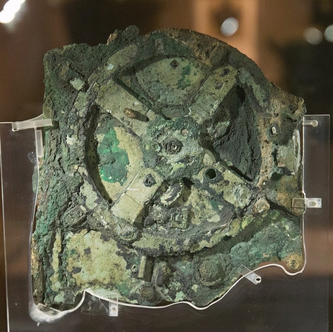 Meccanismo di Antikythera, foto di Zde, CC-BY-SA 4.0 via Wikimedia Commons