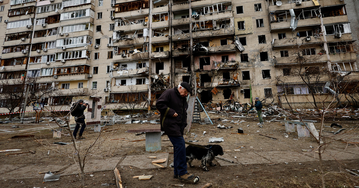 Un edificio residenziale danneggiato, a Kiev, durante gli attacchi dell'esercito russo. Foto: Reuters